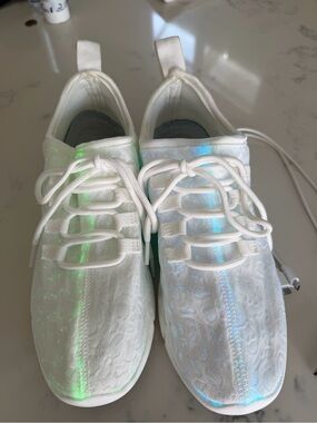 Shinmax LED Light Up Shoes. USB Rechargeable Fiber Optic Glowing Sneakers!